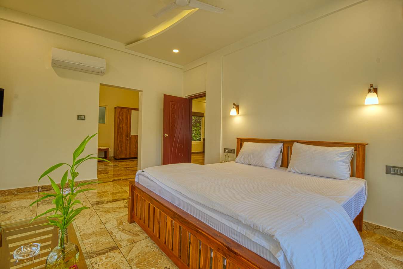 Spacious rooms of 350 Sq ft with independent private balcony facing the Kabini River. Each room can accommodate two adults.